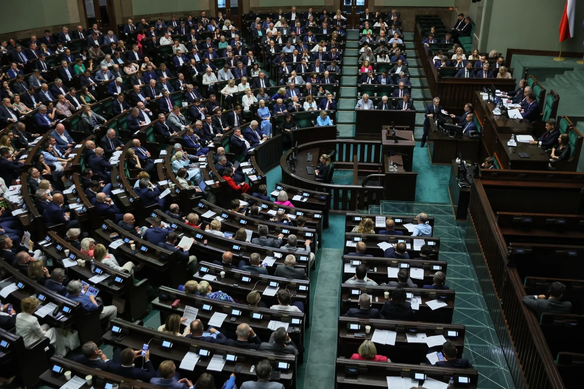 Sejm przyjął w piątek poprawki Senatu do nowelizacji ustawy o prawie autorskim i prawach pokrewnych. Zgodnie z nimi to prezes Urzędu Komunikacji Elektronicznej będzie mediatorem w sporach między wydawcami a big techami. Nowela trafi teraz do prezydenta.