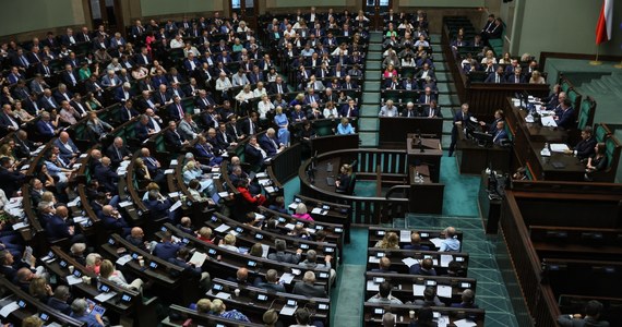 Sejm przyjął w piątek poprawki Senatu do nowelizacji ustawy o prawie autorskim i prawach pokrewnych. Zgodnie z nimi to prezes Urzędu Komunikacji Elektronicznej będzie mediatorem w sporach między wydawcami a big techami. Nowela trafi teraz do prezydenta.