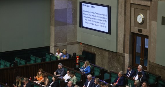 Sejm odwołał w piątek dwie członkinie komisji ds. pedofilii: Barbarę Chrobak i Hannę Elżanowską. Przyczyną odwołania były oskarżenia o niegospodarność i o stosowanie mobbingu.