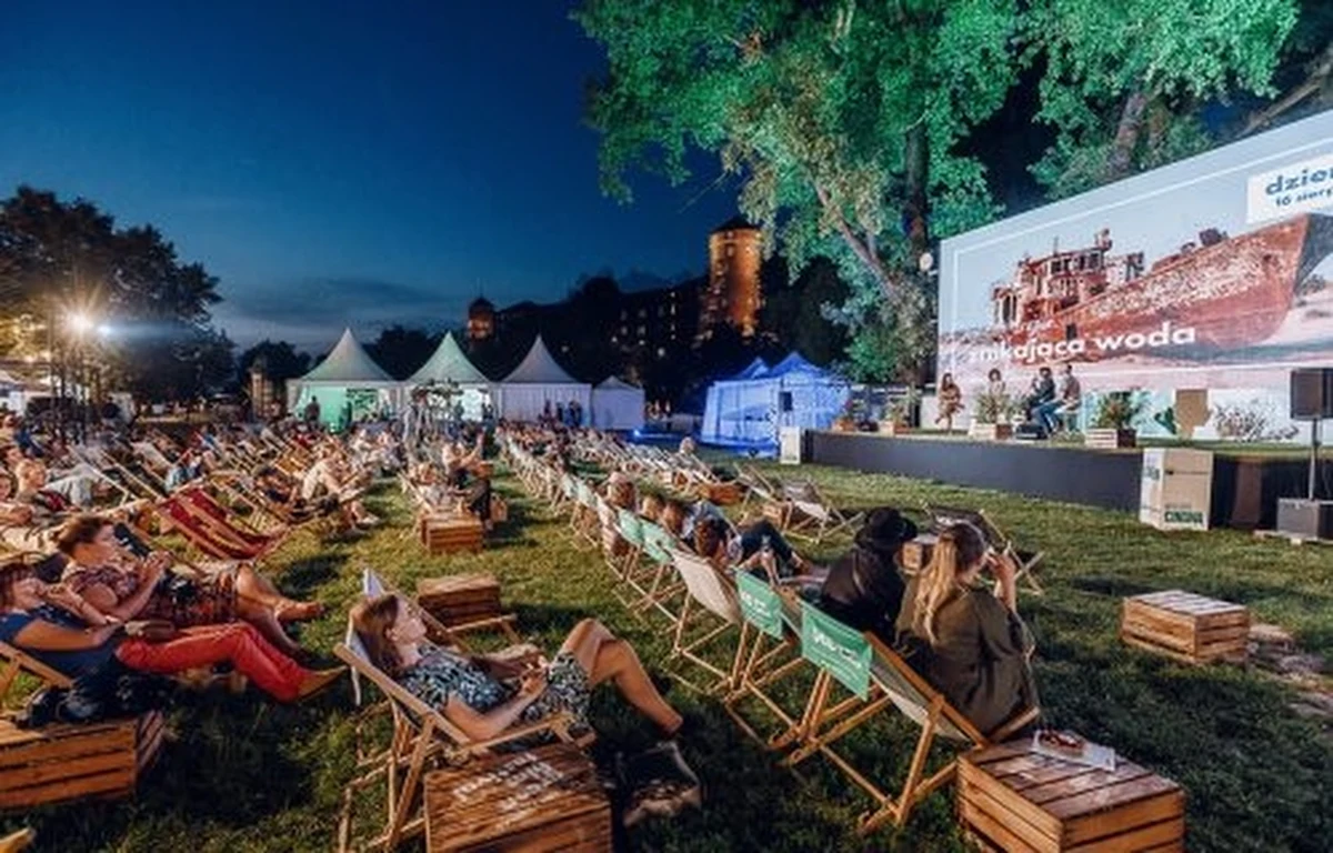 Znamy już szczegóły programu 7. edycji międzynarodowego festiwalu filmów ekologicznych BNP Paribas Green Film Festival, który odbędzie się w Krakowie. Od 12 do 18 sierpnia w czterech plenerowych kinach będzie można oglądać ponad 60 filmów poruszających tematy ekologiczne, takie jak projektowanie zielonych miast, produkcja zrównoważonej żywności, zachowanie różnorodności biologicznej, aktywizm klimatyczny czy transformacja energetyczna. Wstęp na ten największy w Polsce festiwal filmów ekologicznych jest bezpłatny.