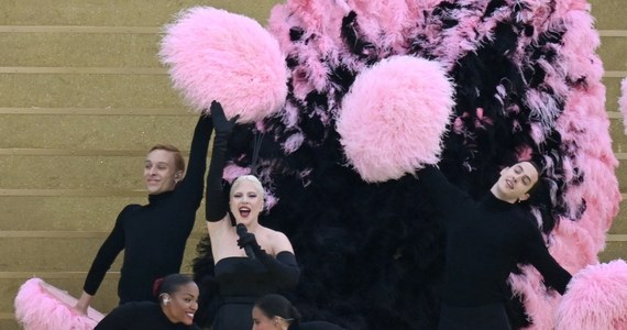 Nieoficjalne doniesienia krążące od kilku dni ostatecznie się potwierdziły - Lady Gaga wystąpiła na ceremonii otwarcia igrzysk olimpijskich w Paryżu. Artystka wykonała piosenkę kabaretową z lat 60. XX wieku - "Mon Truc en Plumes" z repertuaru Zizi Jeanmaire. 