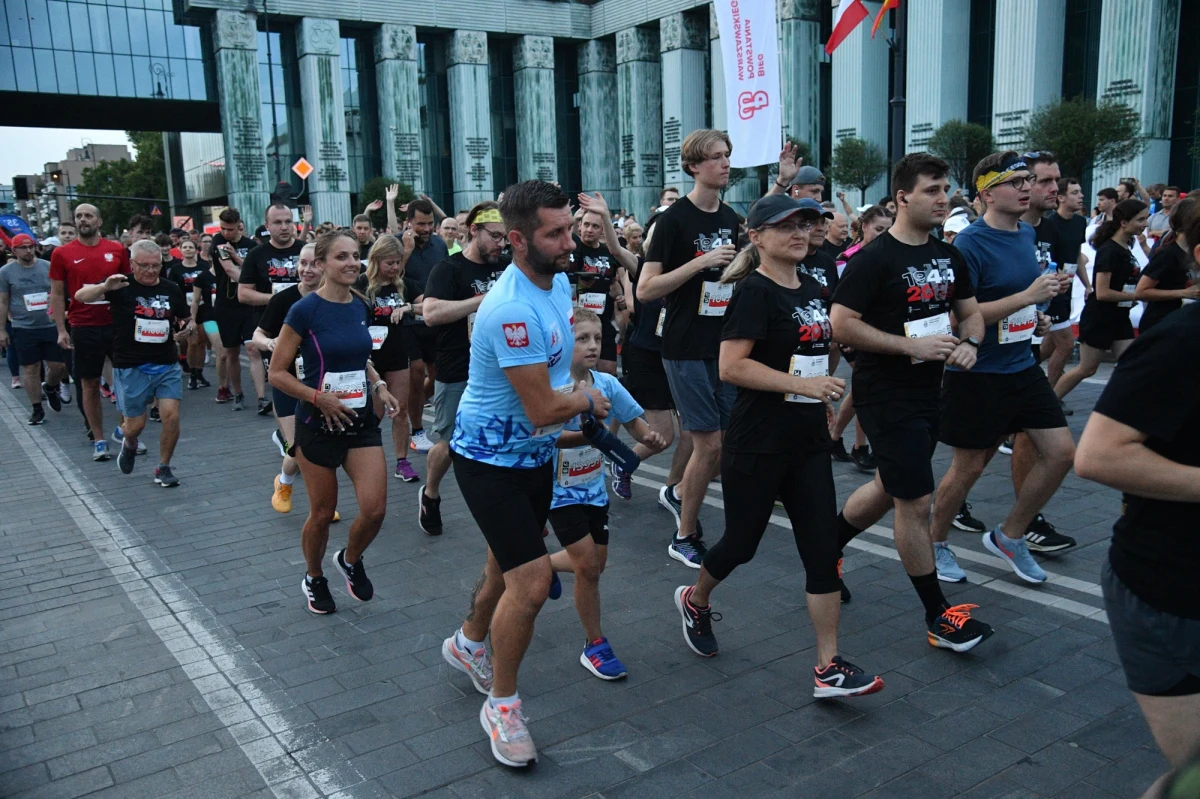 Ponad 11 tysięcy osób pobiegnie w sobotni wieczór ulicami Warszawy w czasie Biegu Powstania Warszawskiego. W przyszłym tygodniu będziemy obchodzić 80. rocznicę wybuchu powstania.