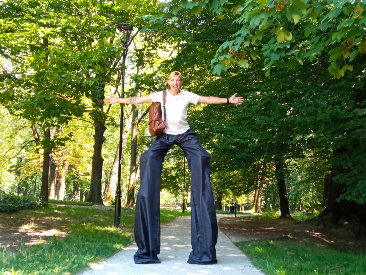 27 lipca to w kalendarzu nietypowych świąt Dzień Chodzenia na Szczudłach. Niełatwa sztuka, wymagająca ogromnej sprawności fizycznej, daje też dużo satysfakcji. Z góry widać dużo miłości podczas różnych rodzinnych uroczystości, a mali odbiorcy są najbardziej wdzięczni i pytają: „Co pan jadł, że tak pan urósł?”. O takich aspektach swojej pasji i pracy opowiedział naszej dziennikarce Marlenie Chudzio Damian Trzpil, szudlarz z piętnastoletnim doświadczeniem. 