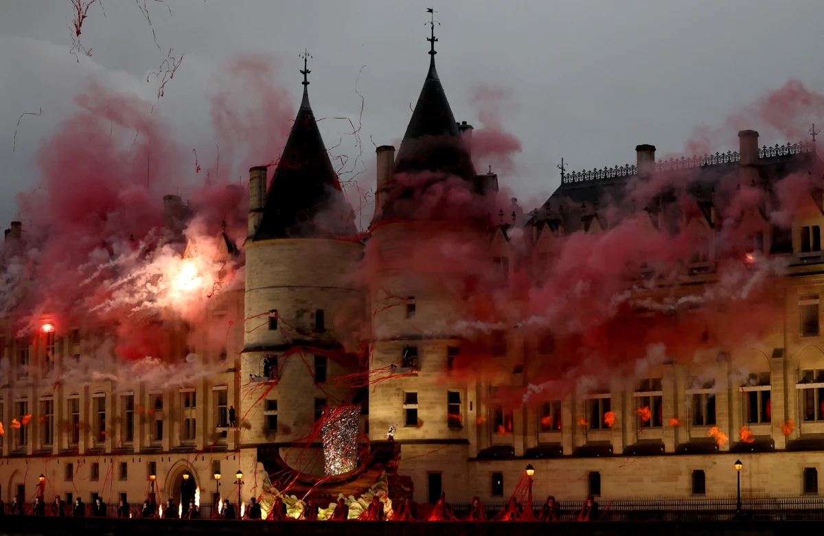 Ceremonia otwarcia igrzysk olimpijskich po raz pierwszy nie odbyła się na stadionie. Sceną dla inauguracji była Sekwana i centrum Paryża. Pojawiły się jednak kontrowersje. Wywołała je sekwencja dotycząca Wielkiej Rewolucji Francuskiej, a także nawiązanie do "Ostatniej wieczerzy" Leonarda da Vinci.