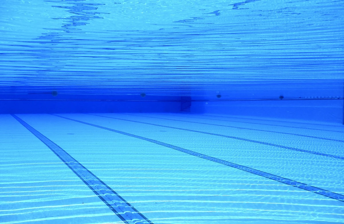 Trzy osoby zostały zatrzymane w związku z wczorajszym zatruciem na warszawskim basenie. Normy chloru w pływalni Polonez na warszawskim Targówku były przekroczone kilkunastokrotnie. Do szpitala trafiło 21 osób.