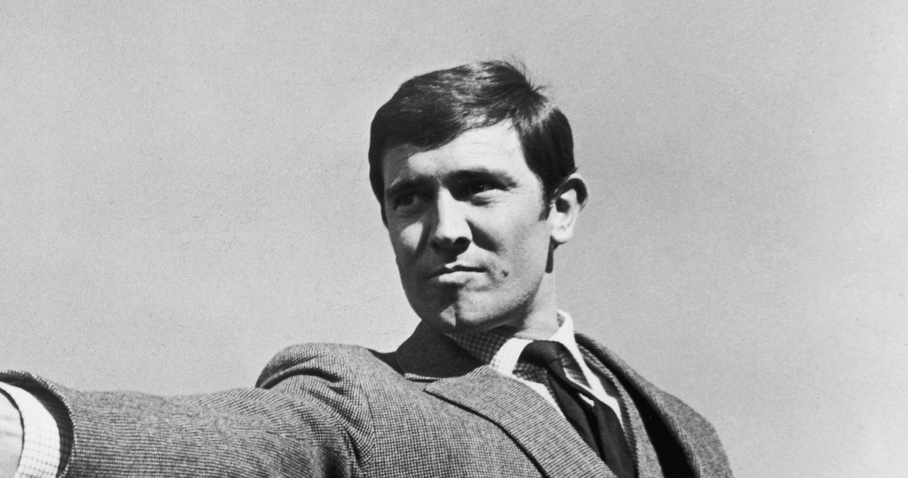 George Lazenby is retiring. The former James Bond actor announced this on the X website.