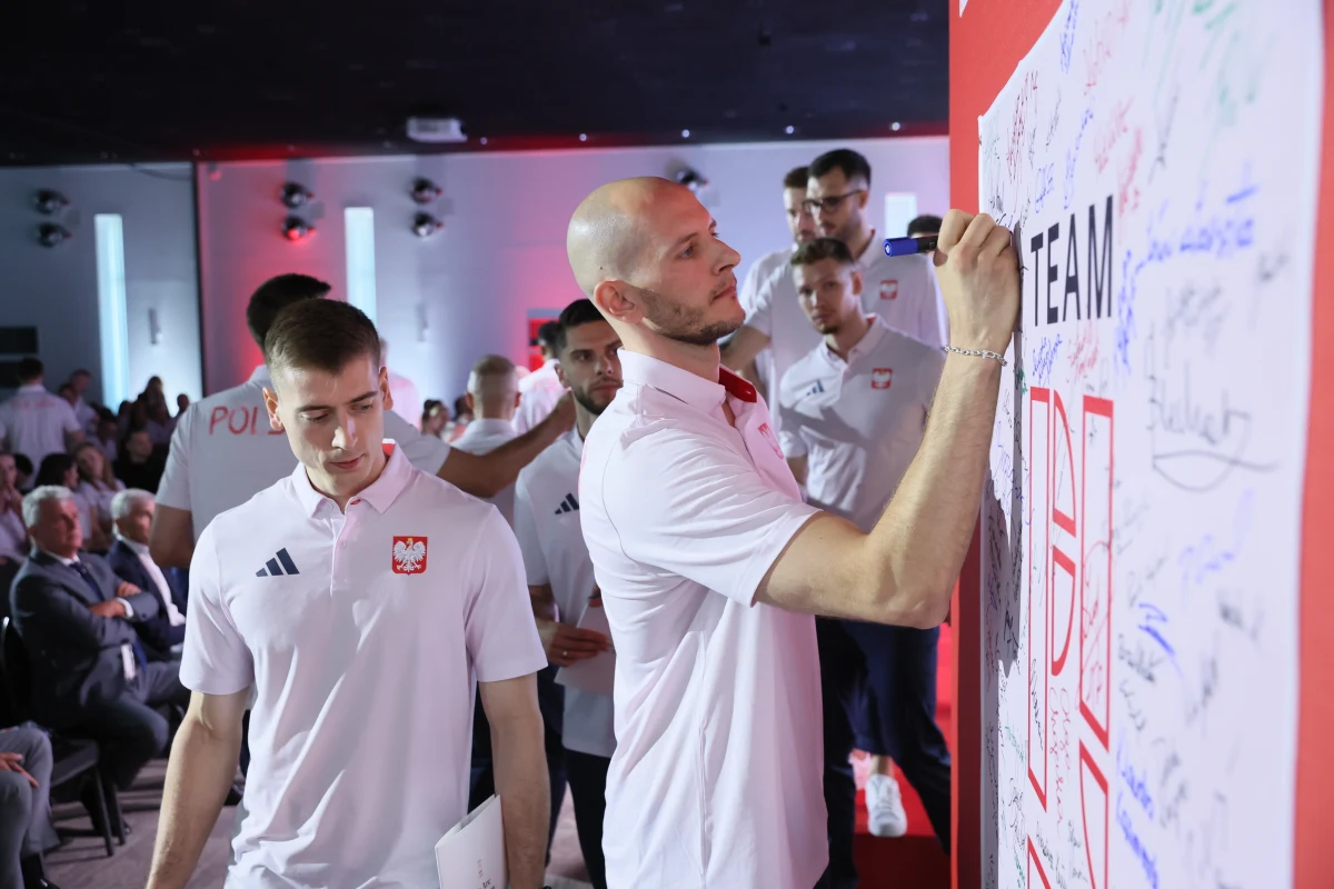 Mecz Igi Świątek z Irina-Camelią Begu oraz potyczka siatkarzy z Egiptem - te dwa wydarzenia skupią w sobotę uwagę polskich kibiców. Startów polskich sportowców jest w sobotę jednak znacznie więcej. 