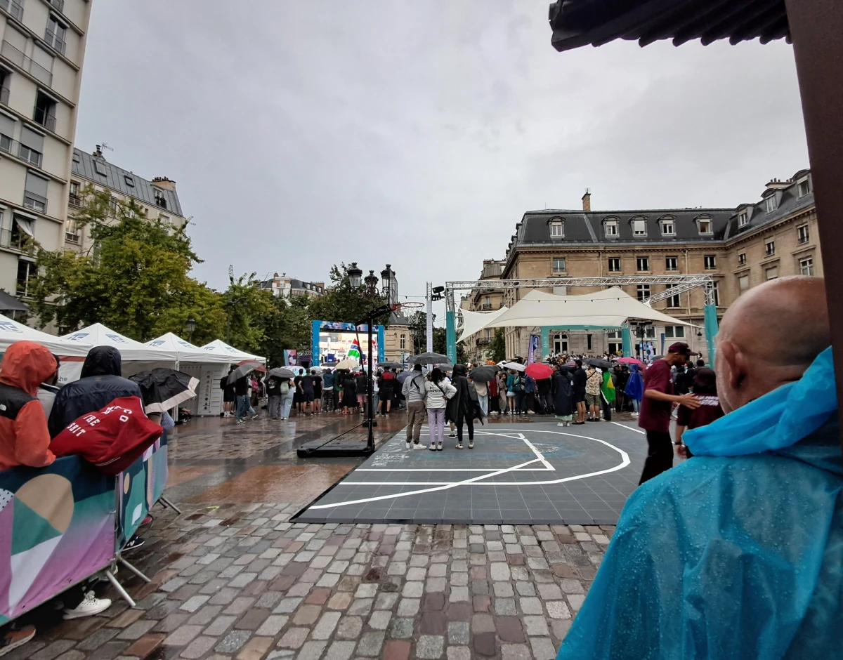 Nie musiałam patrzeć na zegarek, by wiedzieć, że jestem spóźniona. Kiedy jak najszybciej starałam się przejść kolejne ulice, nie mogłam oprzeć się wrażeniu, że czegoś mi tu brakuje. Tak zresztą było od momentu, kiedy wylądowałam w Paryżu - pisze w korespondencji z Paryża nasza wysłanniczka na igrzyska olimpijskie Nicole Makarewicz. 