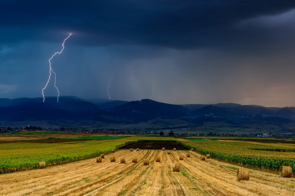 To upalny dzień w niemal całej Polsce. W niektórych miejscach temperatura w cieniu ma sięgać nawet 33 stopni Celsjusza. Najcieplej będzie dziś m.in. w Małopolsce. Tam obowiązują alerty drugiego stopnia. IMGW wydało również ostrzeżenie przed burzami. 