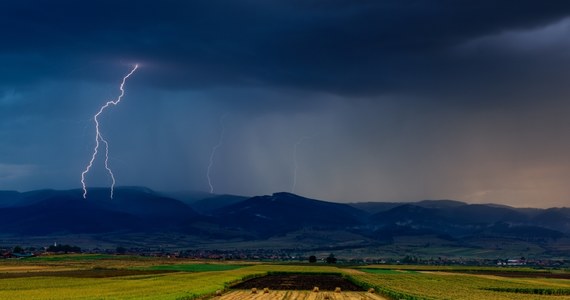 To upalny dzień w niemal całej Polsce. W niektórych miejscach temperatura w cieniu ma sięgać nawet 33 stopni Celsjusza. Najcieplej będzie dziś m.in. w Małopolsce. Tam obowiązują alerty drugiego stopnia. IMGW wydało również ostrzeżenie przed burzami. 