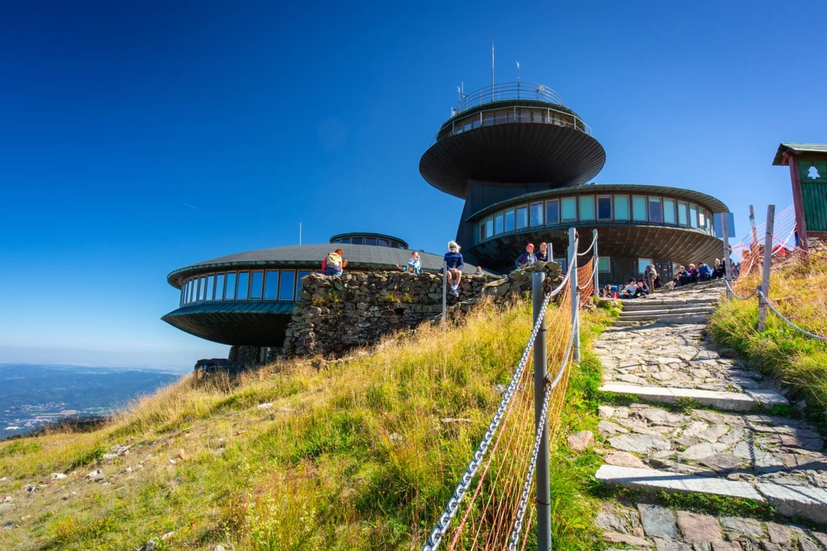 W przyszłym roku ma się rozpocząć remont budynku obserwatorium IMGW na Śnieżce. Prace obejmą m.in. modernizację jednego z trzech dysków tworzących budynek i wymianę poszycia dachu.