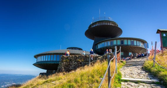 W przyszłym roku ma się rozpocząć remont budynku obserwatorium IMGW na Śnieżce. Prace obejmą m.in. modernizację jednego z trzech dysków tworzących budynek i wymianę poszycia dachu.