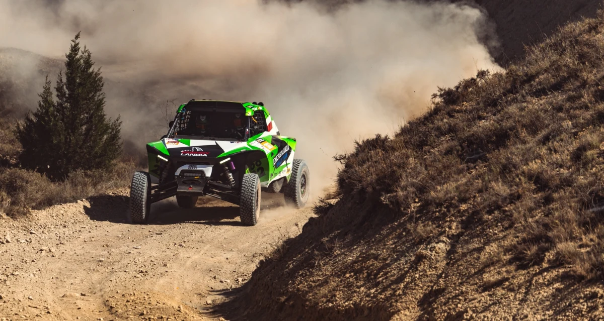 Zespół Energylandia Rally Team udanie rozpoczął rywalizację w Baja Aragon. Niemal 6-kilometrowy prolog kapitalnie przejechali Eryk Goczał i Oriol Mena, którzy uplasowali się na 2. miejscu w kategorii T3. Na mecie zameldowały się również pozostałe polskie załogi jeżdżące w barwach tego polskiego zespołu.