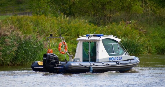 Świadkowie powiadomili służby ratownicze, że kobieta nagle zniknęła pod powierzchnią wody jeziora Rydwan w Guźni niedaleko Łowicza. Strażacy z OSP Łowicz odnaleźli i wyłowili ją, ale mimo resuscytacji nie udało się uratować kobiety.