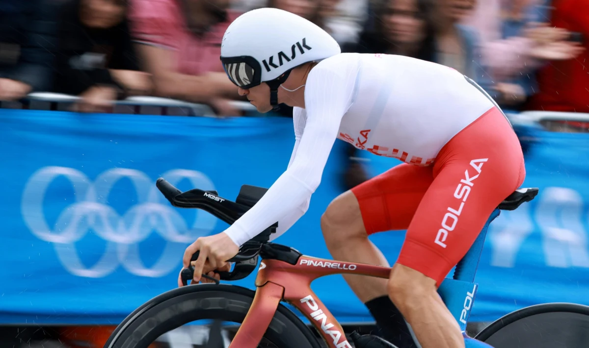 ​Belg Remco Evenepoel zdobył złoty medal igrzysk olimpijskich w Paryżu w kolarskiej jeździe indywidualnej na czas. Michał Kwiatkowski zajął 23. miejsce.