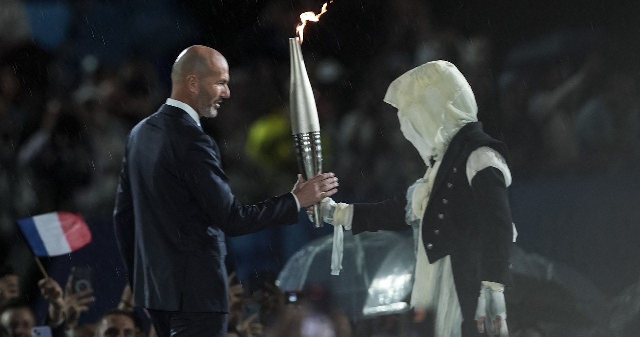 Ceremonia, otwarcia, Letnich, Igrzysk, Olimpijskich, 2024, Paryżu, zaskoczyła, widzów, niecodzienną, sytuacją, Pochodnia, olimpi Assassins Creed przejął Igrzyska Olimpijskie? Postać ze zniczem, to bohater gier Ubisoftu?