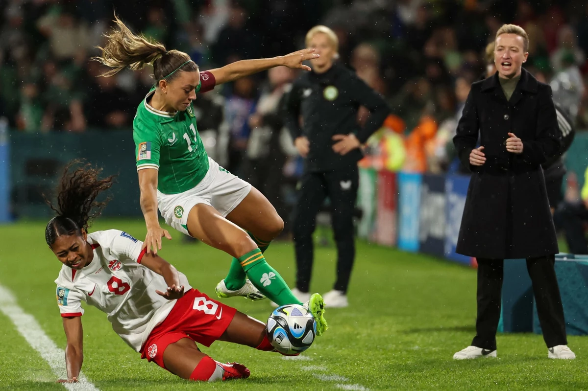 Kobieca reprezentacja Kanady w piłce nożnej została ukarana odjęciem 6 punktów w grupie A olimpijskiej rywalizacji w Paryżu. Selekcjonerka drużyny narodowej Beverly Priestman i dwoje członków sztabu zostali zawieszeni na rok - ogłosiła Międzynarodowa Federacja Piłkarska (FIFA). To pokłosie absurdalnej afery dronowej na igrzyskach w Paryżu.