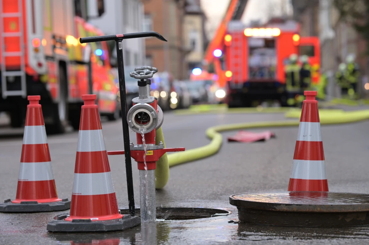 Groźny pożar domów szeregowych w Zaścianku pod Białymstokiem. Jeszcze przed przybyciem strażaków z budynków ewakuowało się 15-cie osób. Nikomu na szczęście nic się nie stało. 