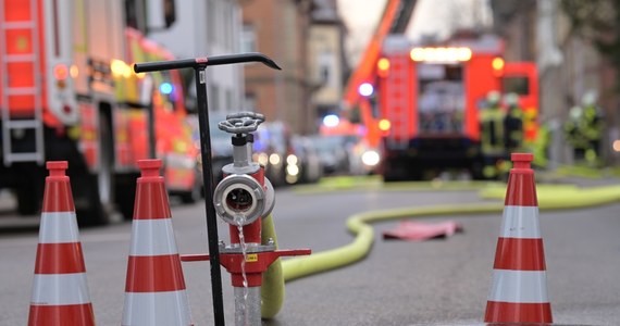 Groźny pożar domów szeregowych w Zaścianku pod Białymstokiem. Jeszcze przed przybyciem strażaków z budynków ewakuowało się 15-cie osób. Nikomu na szczęście nic się nie stało. 