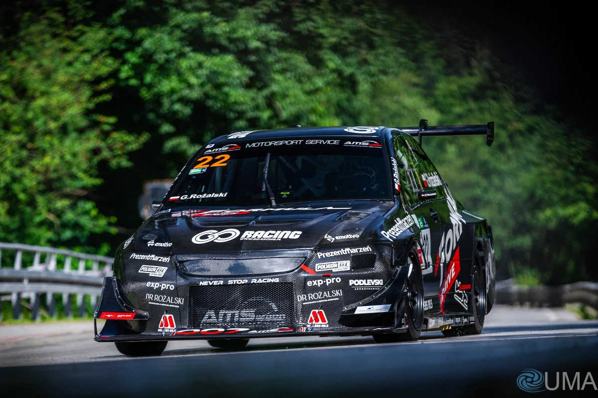 Sobotnia 9. Runda Górskich Samochodowych Mistrzostw Polski przyniosła co najmniej trzy rekordy. Dla kierowców klasyfikowanych w GSMP wyścigowy dzień składał się z dwóch podjazdów treningowych i podjazdu wyścigowego, dla zawodników z FIA EHC - Mistrzostw Europy FIA w Wyścigach Górskich wszystkie podjazdy były treningami. Na starcie pojawiło się 111 kierowców. W niedzielę kolejne emocje.