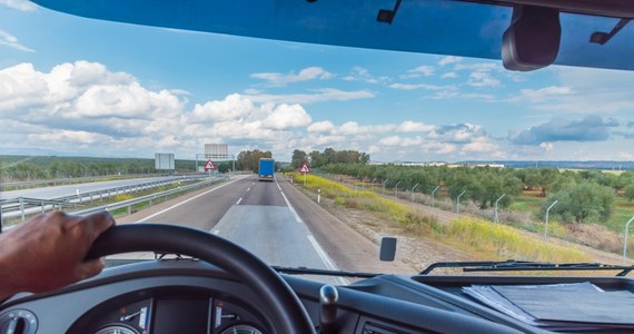 Około 30 tysięcy zawodowych kierowców ciężarówek brakuje obecnie w Polsce. To wniosek z danych organizacji, które zrzeszają firmy transportowe.