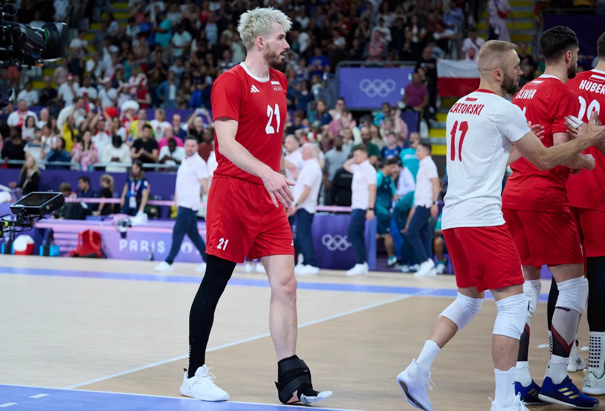 Tomasz Fornal, grający na pozycji przyjmującego w kadrze polskich siatkarzy, podczas sobotniego meczu z Egiptem doznał kontuzji. Z boiska zszedł z grymasem bólu, końcówkę meczu obejrzał z ławki rezerwowych z lodem przyłożonym do nogi. Dziś Polski Związek Piłki Siatkowej wydał komunikat w sprawie stanu zdrowia Tomasza Fornala. Nie ma złamania, siatkarz doznał uszkodzenia aparatu więzadłowego.   