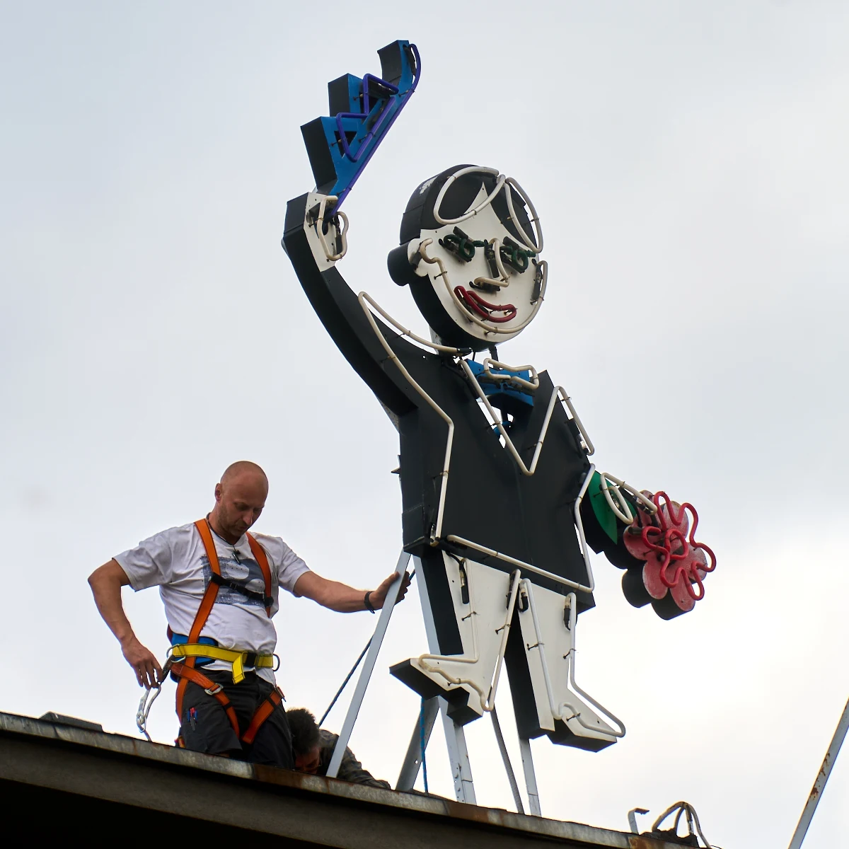 Kultowy neon "Dobry wieczór we Wrocławiu" znów wita podróżnych przed Dworcem Głównym. Jego naprawa trwała ponad 3 tygodnie. 