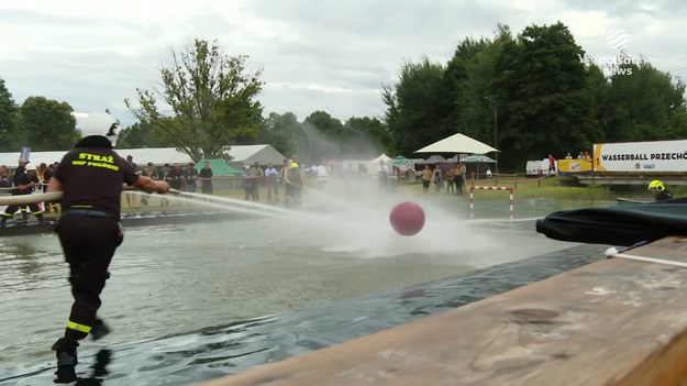 Wasserball - nie wszyscy słyszeli o tym sporcie, a trzeba przyznać, że jest bardzo widowiskowy. Przechód na Opolszczyźnie to miejsce, gdzie po raz kolejny rozegrano międzynarodowy turniej piłki prądowej. W tym roku do rywalizacji stanęły 24 zespoły strażackie z Polski i zagranicy. To widowisko, które z roku na rok przyciąga coraz większe rzesze fanów.