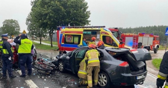 Cztery osoby ranne: dwóch mężczyzn, jedna kobieta i dziecko - to bilans wypadku czterech samochodów w miejscowości Rychnowy (pow. człuchowski). Ruch na drodze krajowej numer 22 odbywa się już płynnie - informuje reporter RMF FM.