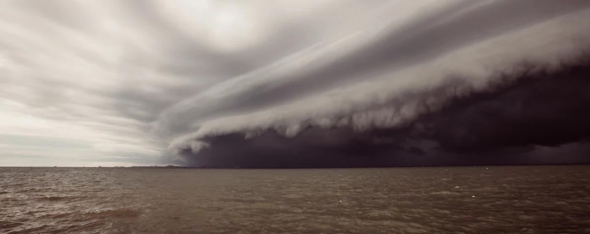 Nawałnice z silnym wiatrem przechodzą przez Pomorze i województwo warmińsko-mazurskie. Służby odnotowują wypadki i incydenty związane z gwałtowną pogodą, także na wodzie. W Zatoce Puckiej zatonęły motorówka i ponton, a na jeziorach wiatr wywrócił trzy łodzie.