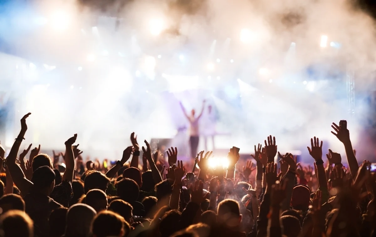 ​Do rozpylenia gazu pieprzowego doszło po północy podczas koncertu na podkołobrzeskim lotnisku Podczele. Kilkanaście osób wymagało pomocy ratowników. Organizator poinformował, że przypadkowo ochroniarzowi rozszczelnił się pojemnik z gazem.