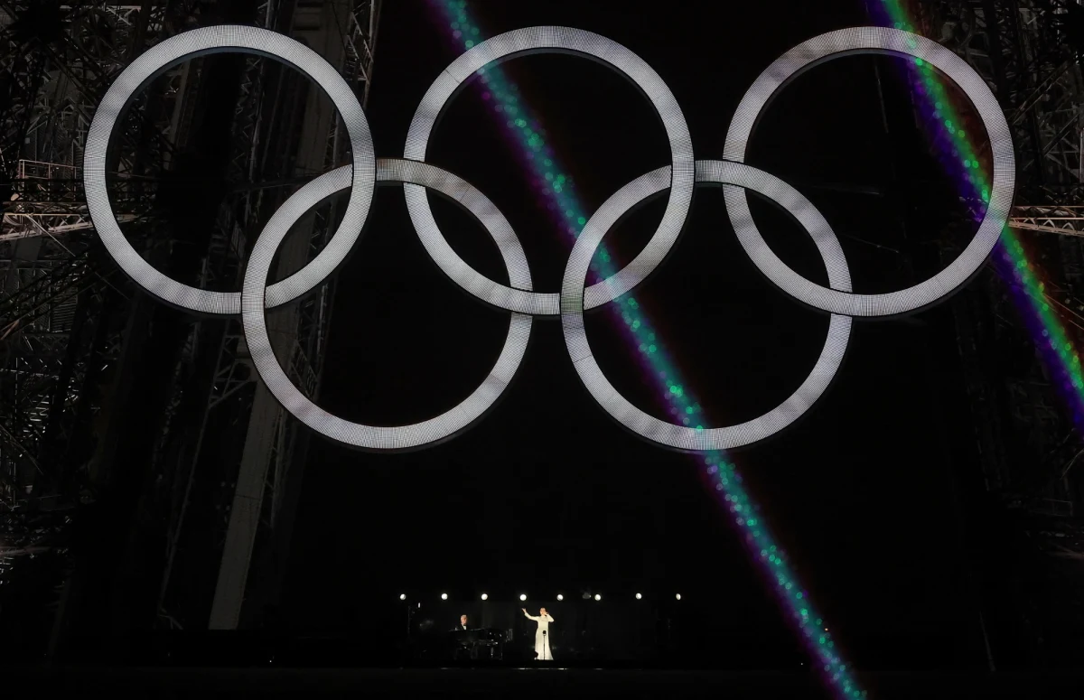 Komitet organizacyjny igrzysk olimpijskich w Paryżu przeprosił katolików i inne chrześcijańskie grupy rozgniewane kontrowersyjną sceną w ramach ceremonii otwarcia. Chociaż jeszcze wczoraj przedstawiciele komitetu upierali się, że spektakl nawiązywał do świąt związanych z Dionizosem, wielu wiernych zinterpretowało fragment widowiska jako dość kiczowate nawiązanie do obrazu "Ostatnia Wieczerza" Leonarda da Vinci.