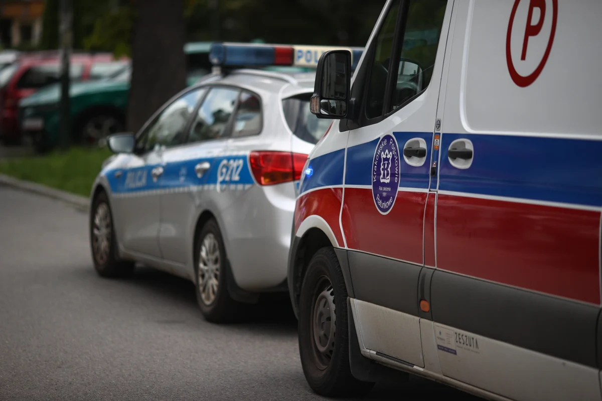 W niedzielę w jednym z domów w Środzie Wielkopolskiej znaleziono dwie ciężko ranne osoby - kobietę i mężczyznę. Oboje zostali przetransportowani do szpitala, gdzie 84-latka zmarła. W związku z jej śmiercią policjanci zatrzymali obywatela Mołdawii.