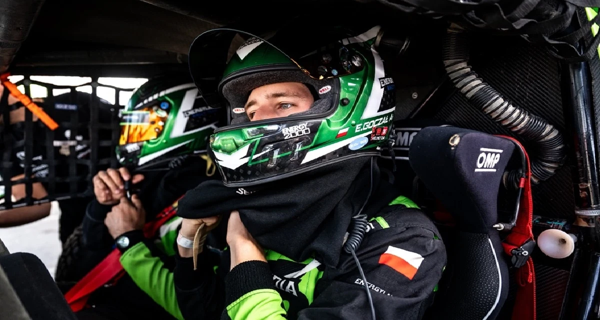 Rajd Baja Aragon w Hiszpanii dobiegł końca. W klasie Challenger (auta T3) imprezę wygrali Eryk Goczał i Oriol Mena. Załoga rodzinnego zespołu Energylandia Rally Team absolutnie zdominowała ten weekend. W sobotę zbudowali sobie ogromną przewagę na drugim odcinku specjalnym, a dzisiaj zwieńczyli dzieło wygrywając również trzeci, finałowy odcinek specjalny.