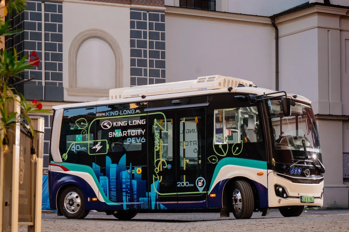 Tatrzański Park Narodowy testuje kolejny bus elektryczny na drodze do Morskiego Oka. Ma on odciążyć konie wożące turystów do popularnego tatrzańskiego schroniska. Testy potrwają do 4 sierpnia. 