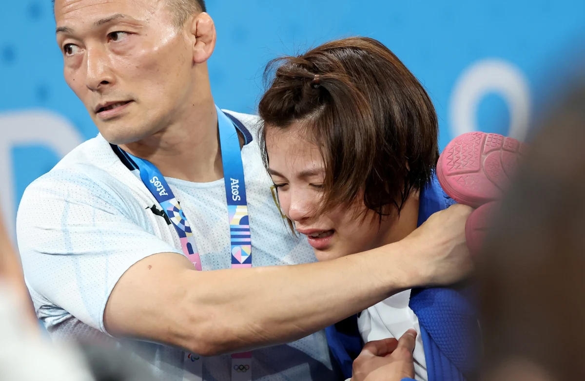 Ze łzami w oczach, w objęciach trenera i w kompletnej histerii japońska gwiazda judo Uta Abe opuszczała olimpijskie tatami (tradycyjna japońska mata) po porażce z Diyorą Keldiyorovą z Uzbekistanu w 1/8 finału kategorii 52 kg. 