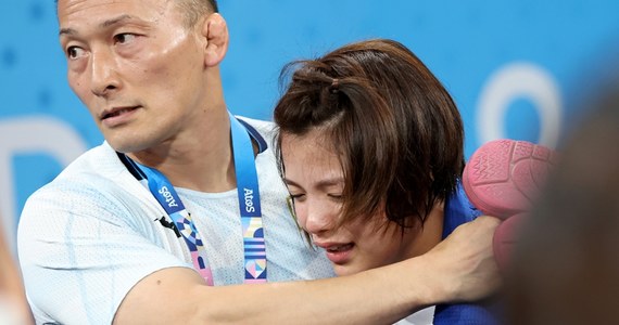 Ze łzami w oczach, w objęciach trenera i w kompletnej histerii japońska gwiazda judo Uta Abe opuszczała olimpijskie tatami (tradycyjna japońska mata) po porażce z Diyorą Keldiyorovą z Uzbekistanu w 1/8 finału kategorii 52 kg. 