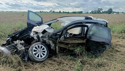 Auto wjechało pod pociąg. Dwoje dzieci zostało rannych