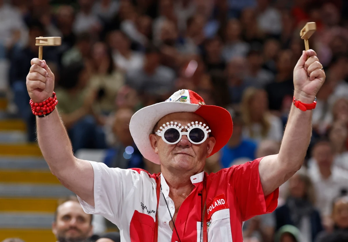 Niektórzy przylecieli do Paryża specjalnie na to spotkanie, inni chcieli zobaczyć reprezentację narodową w mieście, które jest ich domem. Pierwszy mecz polskich siatkarek na igrzyskach olimpijskich był ważny nie tylko dla naszych zawodniczek, ale również dla kibiców - pisze w korespondencji z Paryża Nicole Makarewicz, nasza wysłanniczka na igrzyska olimpijskie.