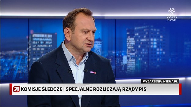 Tomasz Trela z Nowej Lewicy został zapytany przez Dariusza Ociepę o to, czy spodziewa się zwrotu akcji w sprawie Marcina Romanowskiego. W nadchodzącym tygodniu sąd II instancji rozpatrzy kwestię zastosowania aresztu wobec polityka Suwerennej Polski. - Nie wiem czego się spodziewać, ale wiem, czego bym chciał. Chciałbym, żeby ta decyzja sądu była inna niż w I instancji - powiedział poseł Trela. Jego zdaniem Marcin Romanowski powinien trafić do więzienia, ponieważ "ma tyle zarzutów, nieczyste sumienie i możliwości mataczenia". - Ten immunitet jest wątpliwy. Ilu prawników, tyle opinii (...) Zostawmy te decyzję sądowi. Gdybyśmy dzisiaj wyszli na ulice Warszawy, czy każdego innego miasta i zapytali, czy Marcin Romanowski powinien trafić do aresztu, to zdecydowana większość Polaków powie, że tak - podkreślił. - Mam niedosyt, że prokuratura przygotowując zatrzymanie i wszystkie wnioski ws. Romanowskiego nie dmuchała na zimne. Gdyby tak było, to może nie doszłoby do całej tej sytuacji. Bezsporne jest to, że panowie z Suwerennej Polski wyprowadzali, żeby nie powiedzieć kradli, państwowe pieniądze - dodał Trela. Polityk Lewicy zapytany o to, czy proces rozliczeń powinien przebiegać sprawniej stwierdził, że "wszystko w rękach prokuratury". Tomasz Trela odniósł się do pracy zespołu ds. rozliczeń pod kierownictwem Romana Giertycha. Polityk KO zaprosił na posiedzenie nowego "sygnalistę", sędziego Arkadiusza Cichockiego, jednego z bohaterów "afery hejterskiej". - Przyprowadził obrzydliwego hejtera, który był na pasku Ziobry i Kaczyńskiego. Zarabiał bardzo duże pieniądze, a dziś próbuje się wybielić i pokazać, jak działał tamten układ. Dobrze, że o tym mówi, ale nie o to chodzi w "sygnalistach" - stwierdził Trela. - To jest człowiek, który szuka wsparcia, aby mieć złagodzoną karę za wszystkie obrzydlistwa, które robił w swojej karierze - dodał.