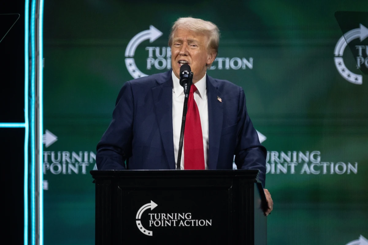 Niezależnie od tego, co sądzi się o poglądach Donalda Trumpa, kandydat republikanów na prezydenta USA potrafi być zabawny. Czasem jednak sili się na żart tak bardzo, że efekt jest co najmniej dziwaczny. W często niezdarnych próbach rozweselenia wyborców wtóruje Trumpowi jego prawa ręka, J.D. Vance. I efekt jest podobny - nerwowe spojrzenia i wymuszone uśmiechy widzów.