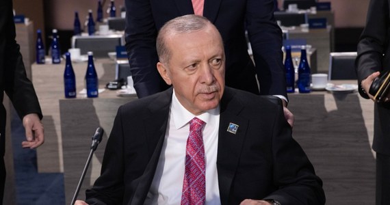 Prezydent Turcji Recep Tayyip Erdogan zasugerował, że Ankara może rozważyć użycie siły militarnej przeciwko Izraelowi, jeśli będzie to konieczne. Odwołał się przy tym do przykładu interwencji wojskowych Turcji w Libii i Górskim Karabachu. "Erdogan idzie w ślady Saddama Husajna, niech pamięta jak on skończył" - odpowiedział izraelski minister spraw zagranicznych Israel Kac.