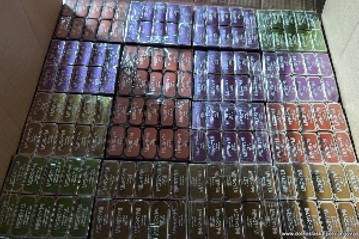 Dolnośląscy policjanci zatrzymali trzy osoby podejrzane o wprowadzenie do obrotu jednorazowych e-papierosów bez akcyzy. Na ich działalności Skarb Państwa stracił blisko 1,2 mln zł. Zatrzymani to ojciec oraz dwóch braci, w tym 16-latek. 