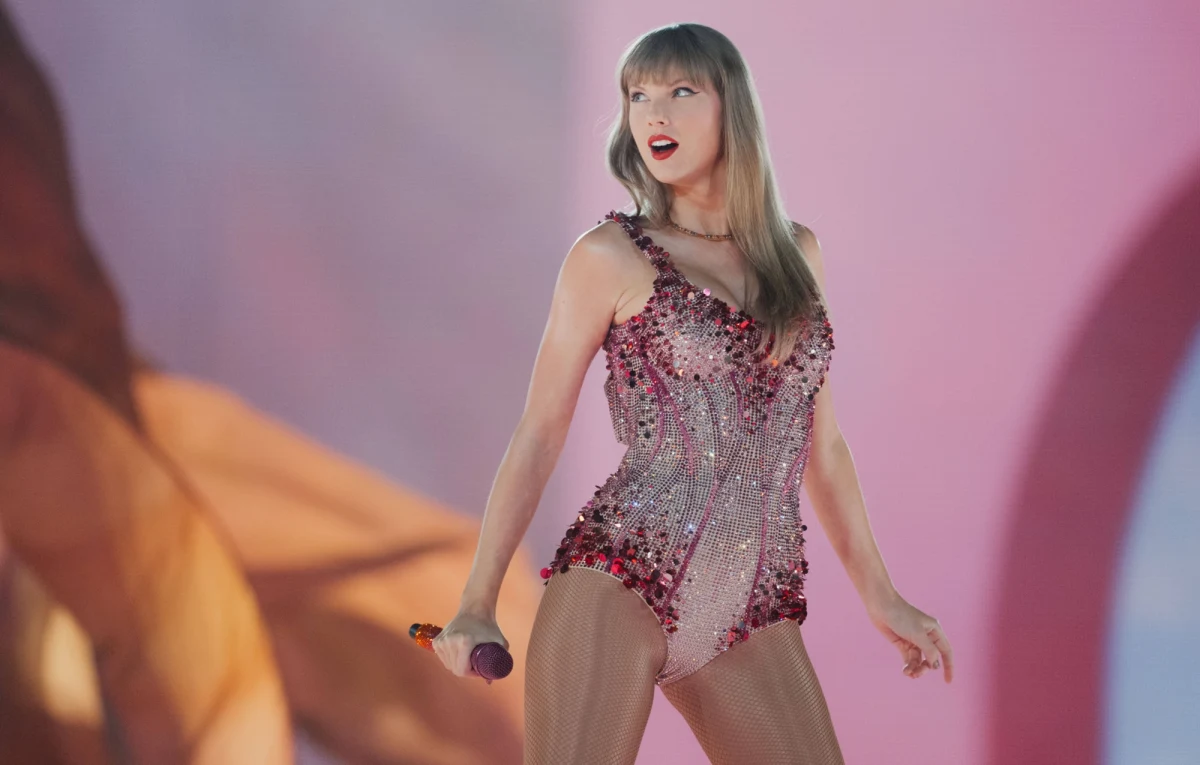 Turyści, którzy przyjadą na sierpniowe koncerty Taylor Swift w Warszawie mogą zostawić w stolicy nawet ok. 190 mln zł - szacuje Marek Traczyk z Warszawskiej Izby Gospodarczej. Eksperci wskazują, że na koncertach zarobią nie tylko hotelarze i gastronomia.