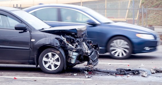 Duże utrudnienia dla kierowców na autostradzie A4 na granicy województw opolskiego i dolnośląskiego. Trasa w kierunku Wrocławia była częściowo zablokowana po serii kolizji. Między węzłami Brzezimierz i Brzeg zderzyło się 9 samochodów. 