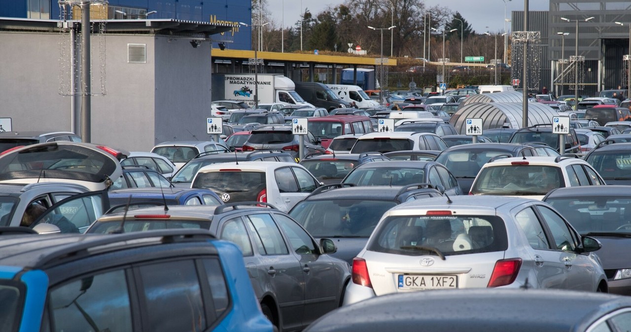 Firmy, zarządzające, parkingami, przy, marketach, takich, Lidl, Biedronka, wysyłają, kierowców, coraz, więcej, wezwań, zapłaty,  Mandat za parkowanie pod Biedronką albo Lidlem? Można uniknąć kary