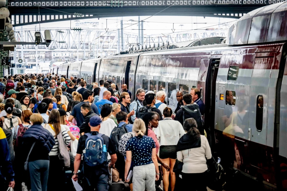 Minister spraw wewnętrznych Francji Gerald Darmanin powiedział, że zidentyfikowano "pewną liczbę profili (osób)", które mogły być sprawcami aktów sabotażu na liniach kolei dużych prędkości TGV w ostatni piątek. Przypomniał, że podobnie działała wcześniej skrajna lewica.