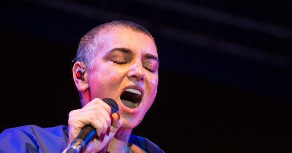 Zagraniczne media dotarły do aktu zgonu Sinéad O’Connor. Wynika z niego, że do śmierci gwiazdy estrady doprowadziło m.in. nagłe zaostrzenie przewlekłej obturacyjnej choroby płuc. Legendarna irlandzka piosenkarka zmarła w lipcu zeszłego roku w wieku 56 lat. Autorka kultowego przeboju „Nothing Compares 2 U” została znaleziona nieprzytomna w swoim londyńskim mieszkaniu. 