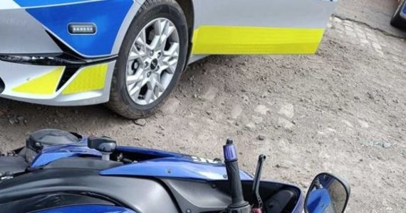 Policjanci z drogówki w Kępnie prawie 45 km ścigali motocyklistę, który nie zatrzymał się do kontroli drogowej. Prowadzący yamahę popełnił 57 wykroczeń i 3 przestępstwa. Zgodnie z policyjnym taryfikatorem, mężczyzna powinien dostać ponad 46 tys. złotych mandatu i 610 punktów karnych. Jak się okazało był pod wpływem narkotyków. Sprawa będzie mieć finał w sądzie.         