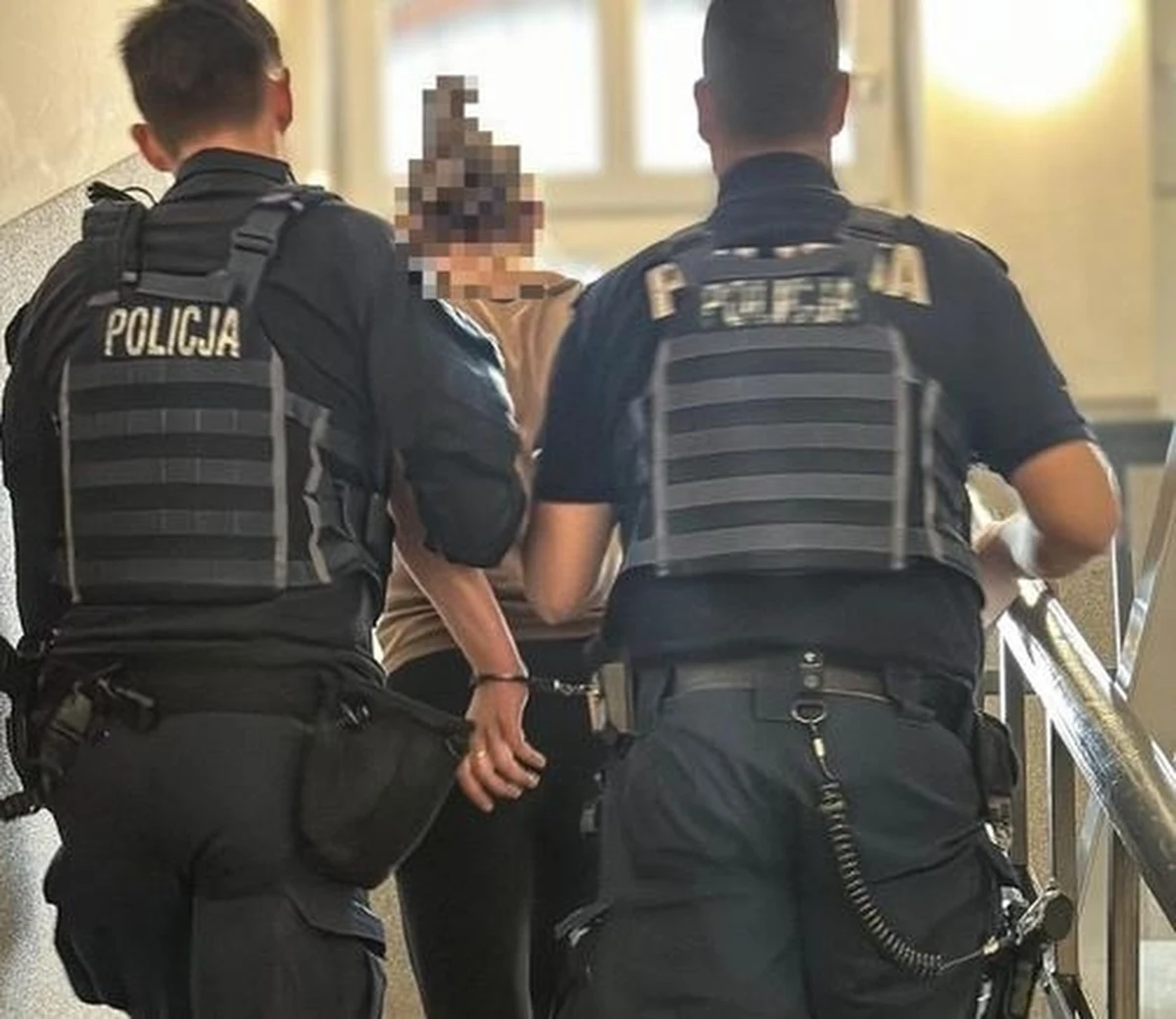 Trzyletni chłopiec wypadł z okna na pierwszym piętrze bloku w powiecie kłodzkim. Trafił do szpitala na badania. Matka chłopca miał w organizmie blisko 2,8 promila alkoholu. Tłumaczyła policjantom, że piła wódkę, bo synek ma urodziny, pod jej opieką była jeszcze trójka małych dzieci.

